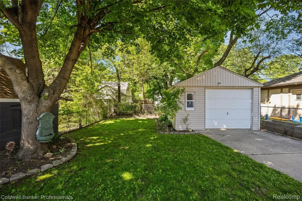 2050 Ridgemont Road Grosse Pointe Woods City MI 48236