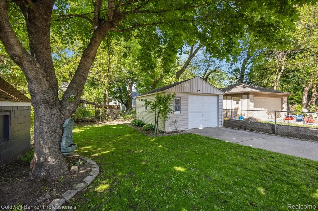 2050 Ridgemont Road Grosse Pointe Woods City MI 48236