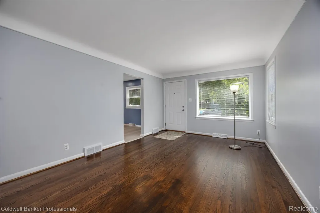 2050 Ridgemont Road Grosse Pointe Woods City MI 48236