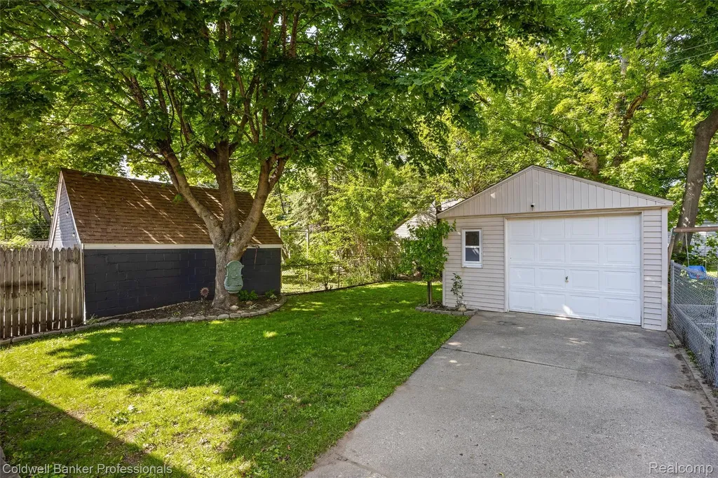 2050 Ridgemont Road Grosse Pointe Woods City MI 48236