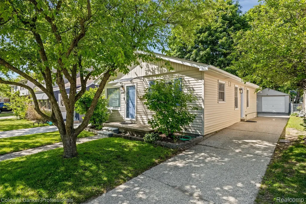 2050 Ridgemont Road Grosse Pointe Woods City MI 48236