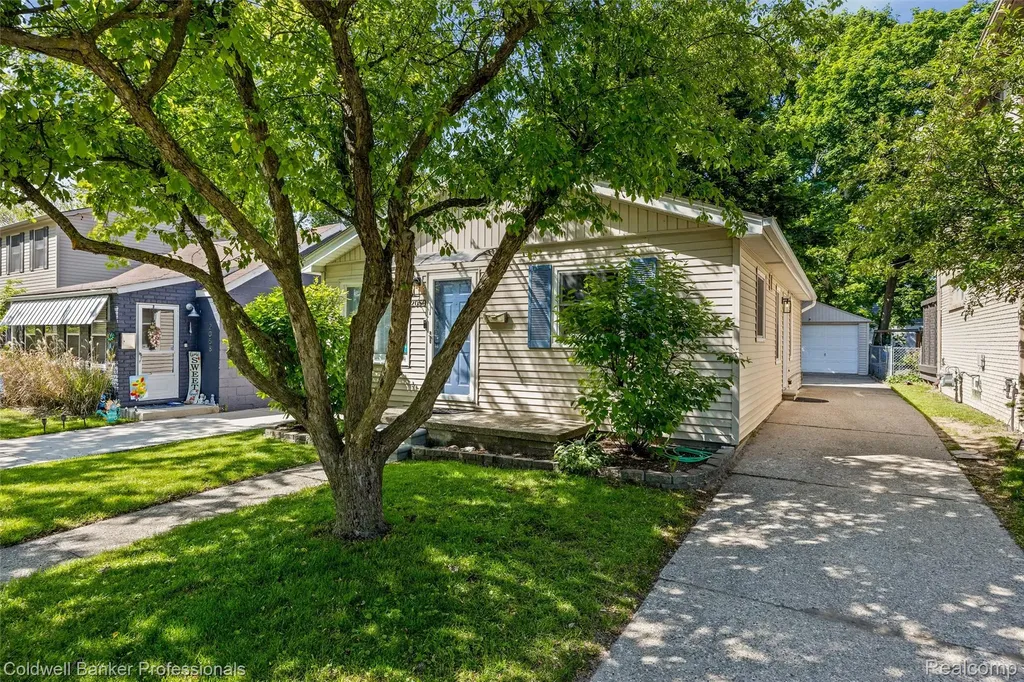 2050 Ridgemont Road Grosse Pointe Woods City MI 48236
