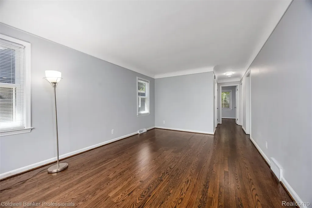 2050 Ridgemont Road Grosse Pointe Woods City MI 48236