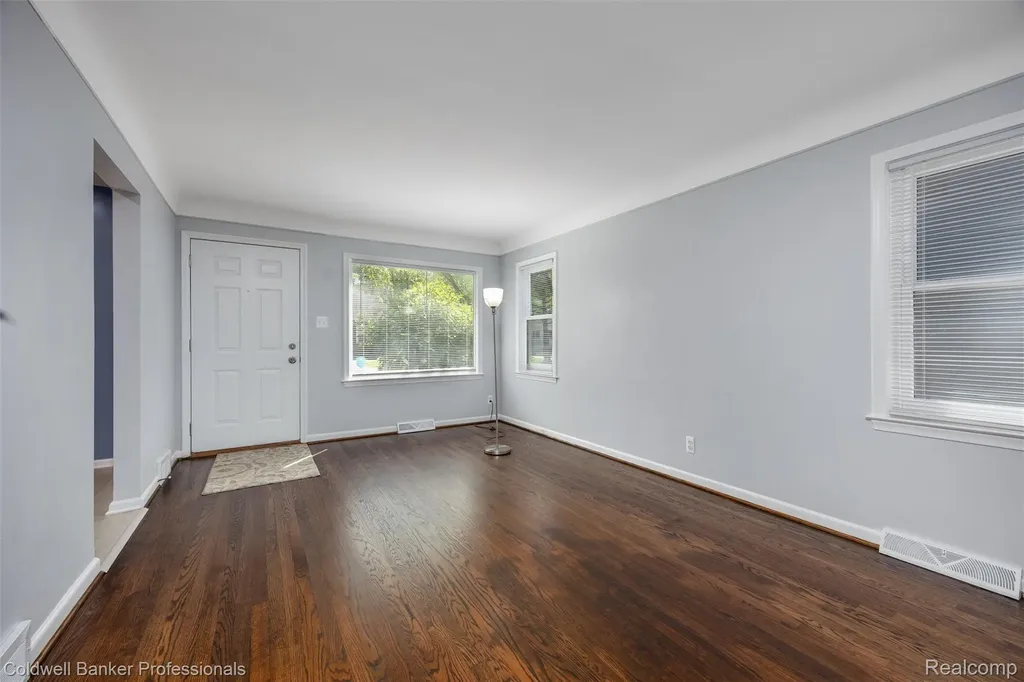 2050 Ridgemont Road Grosse Pointe Woods City MI 48236