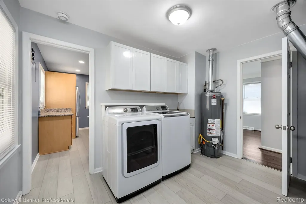 2050 Ridgemont Road Grosse Pointe Woods City MI 48236