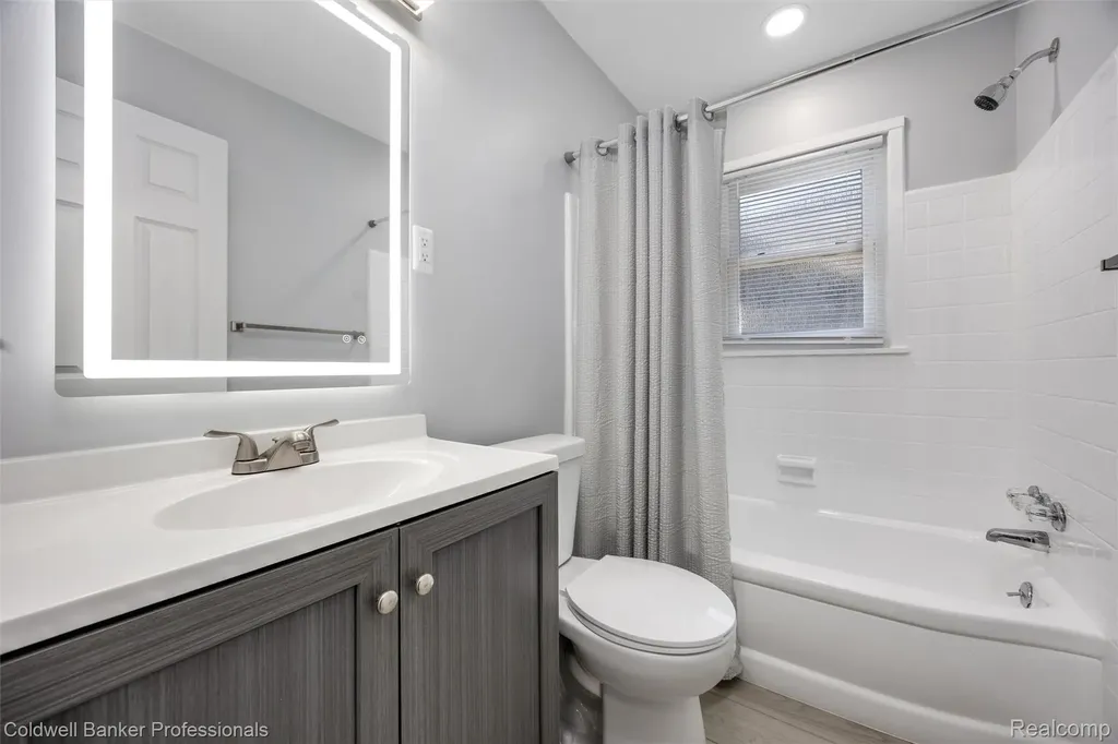 2050 Ridgemont Road Grosse Pointe Woods City MI 48236