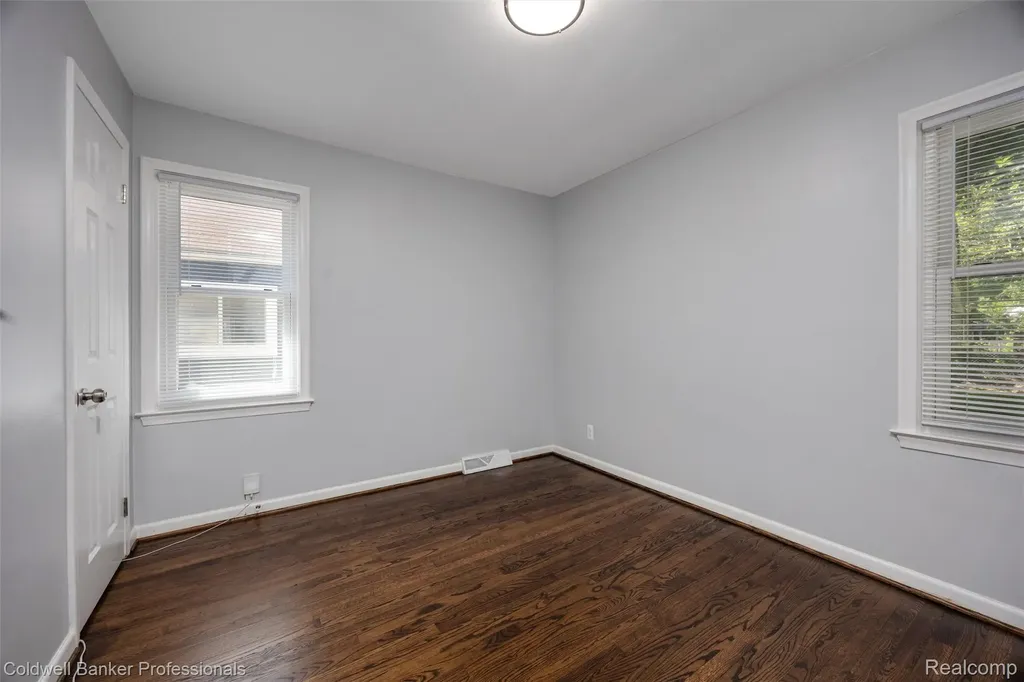 2050 Ridgemont Road Grosse Pointe Woods City MI 48236