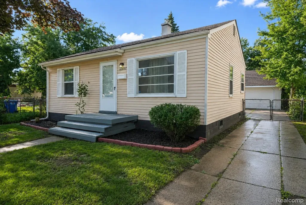 12497 Prospect Avenue Warren City MI 48089