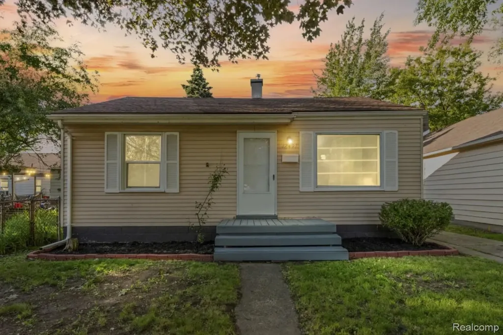 12497 Prospect Avenue Warren City MI 48089