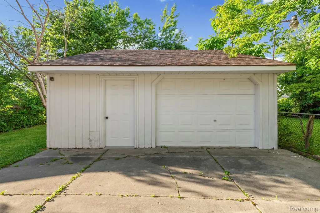 12497 Prospect Avenue Warren City MI 48089
