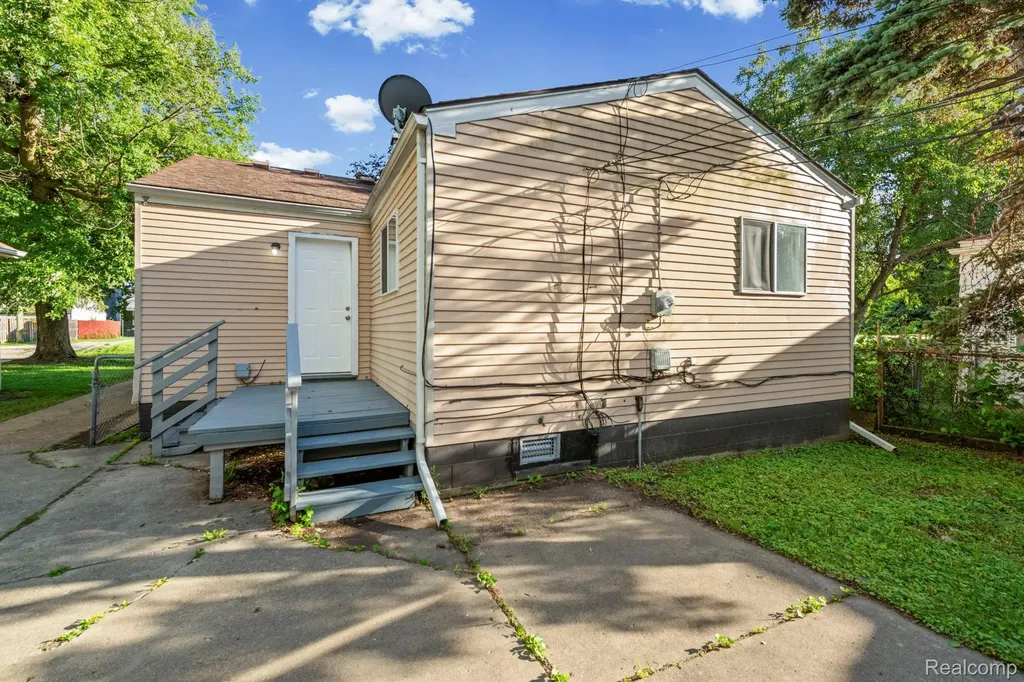 12497 Prospect Avenue Warren City MI 48089