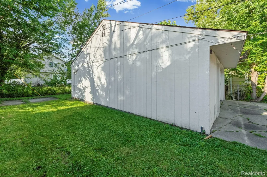 12497 Prospect Avenue Warren City MI 48089