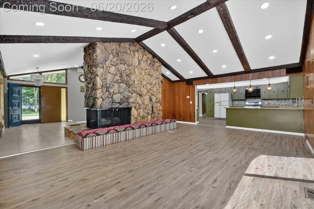 28013 Roan Drive Warren City MI 48093