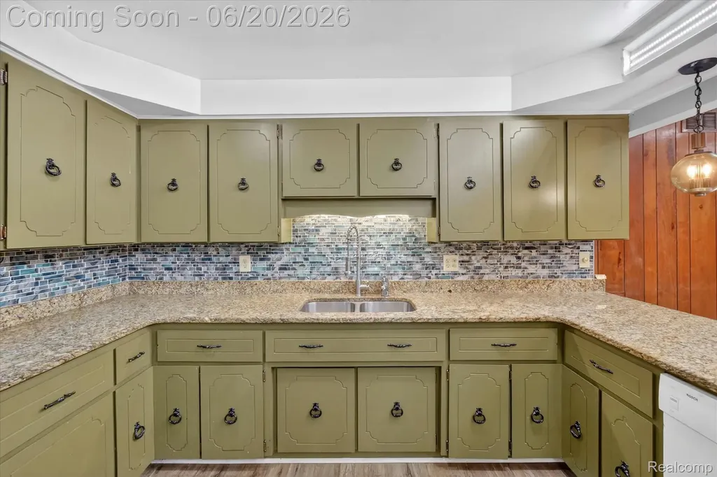 28013 Roan Drive Warren City MI 48093