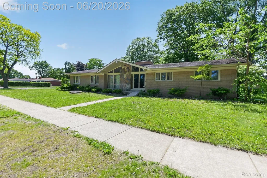 28013 Roan Drive Warren City MI 48093