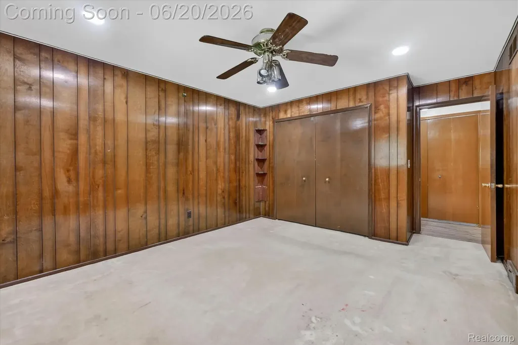 28013 Roan Drive Warren City MI 48093