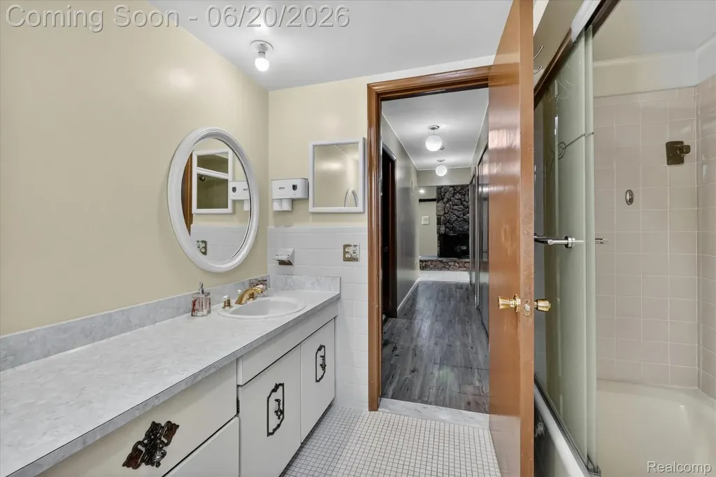 28013 Roan Drive Warren City MI 48093