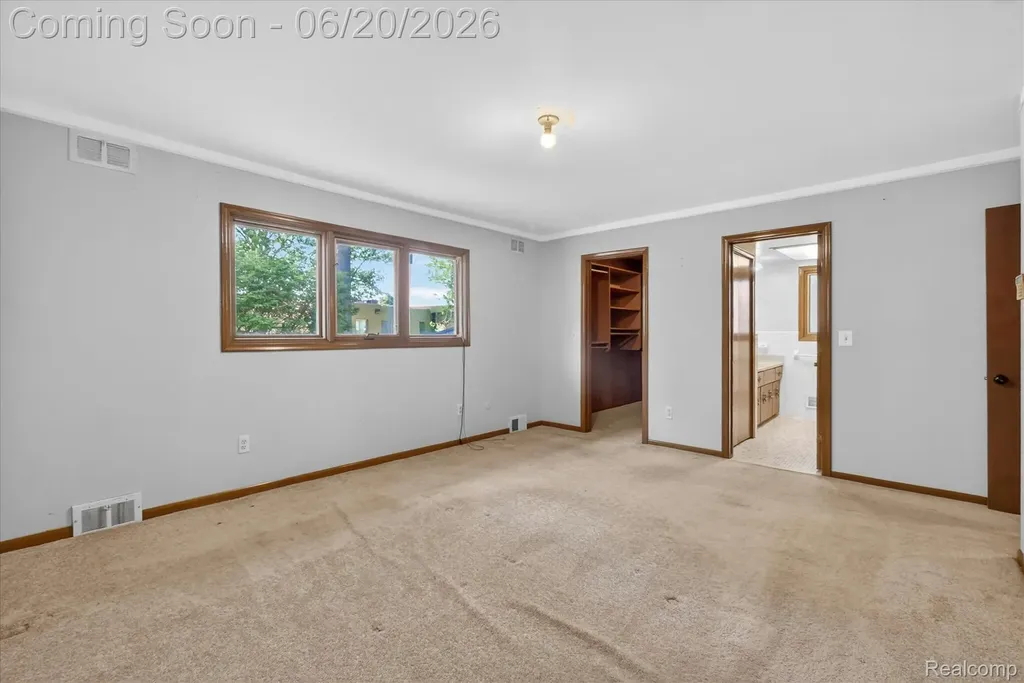 28013 Roan Drive Warren City MI 48093