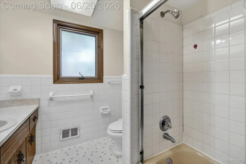 28013 Roan Drive Warren City MI 48093