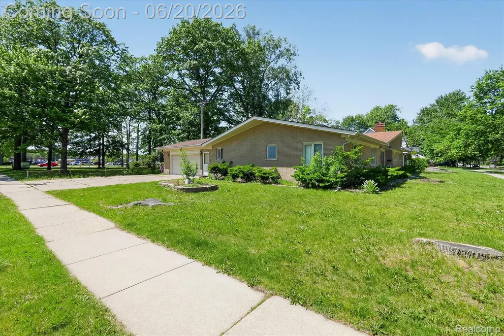 28013 Roan Drive Warren City MI 48093