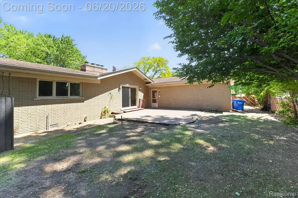 28013 Roan Drive Warren City MI 48093