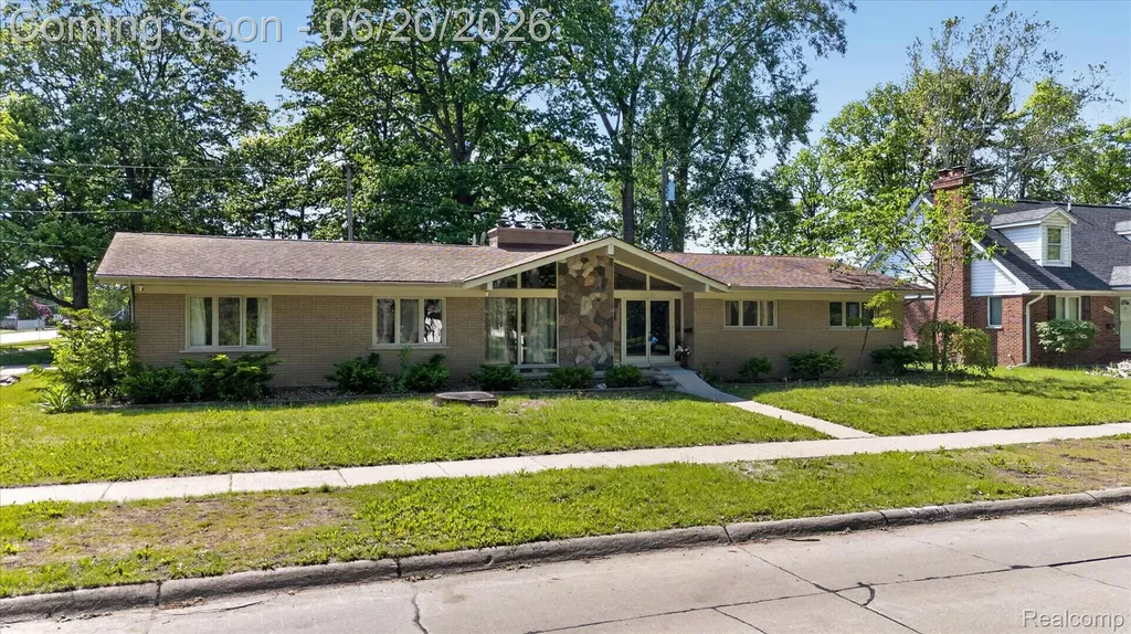 28013 Roan Drive Warren City MI 48093