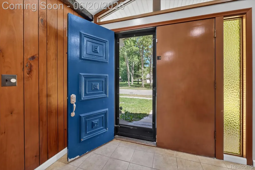 28013 Roan Drive Warren City MI 48093
