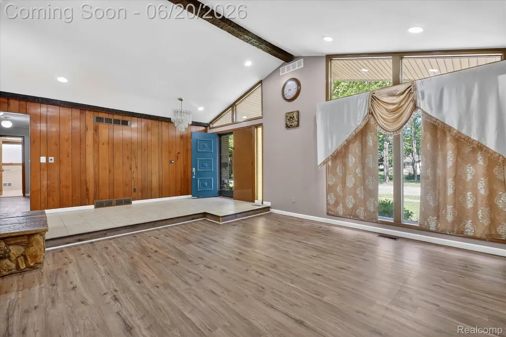 28013 Roan Drive Warren City MI 48093