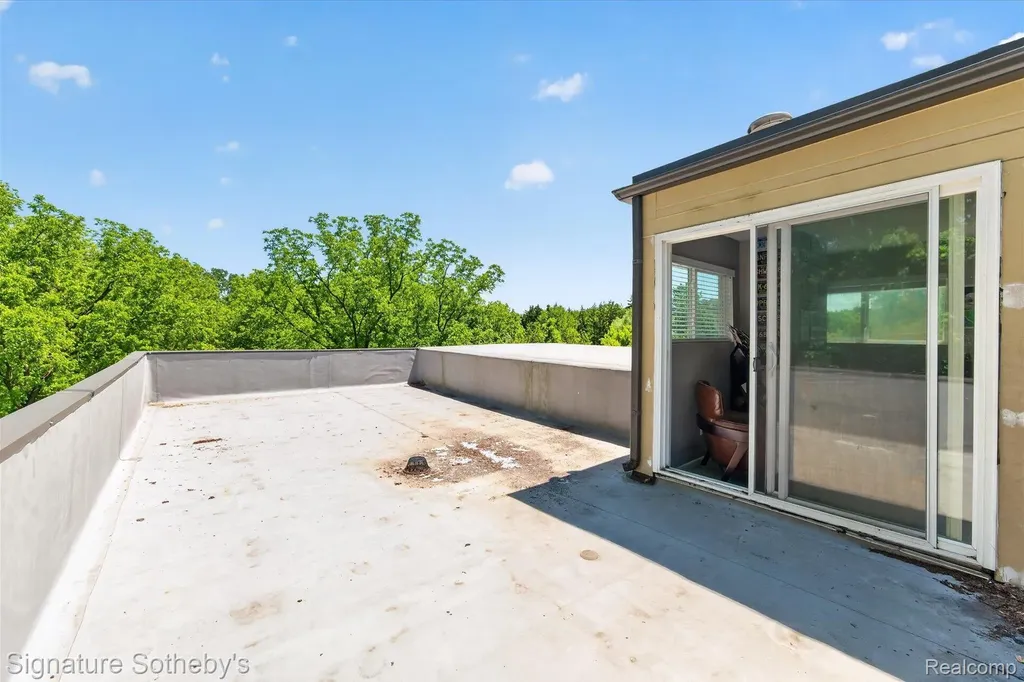 30650 Lahser Road Beverly Hills Village MI 48025