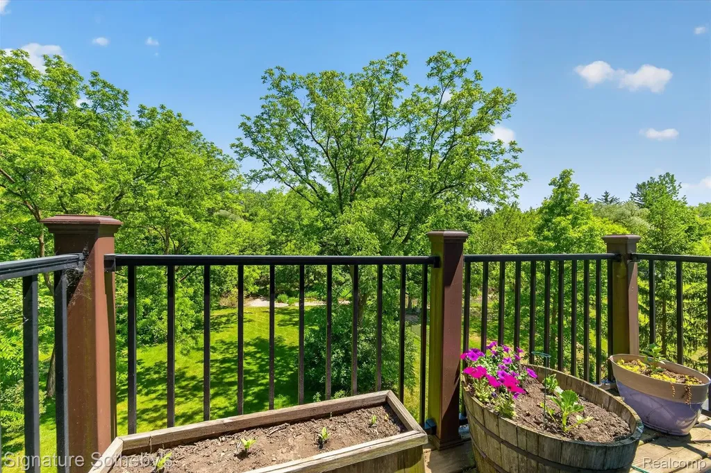 30650 Lahser Road Beverly Hills Village MI 48025