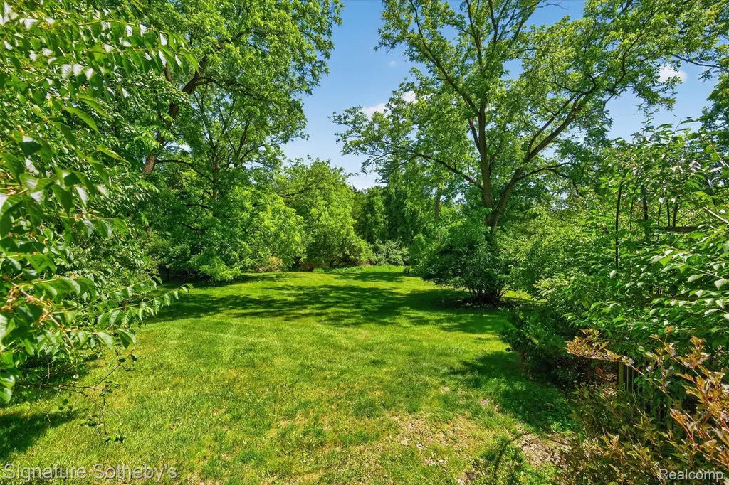 30650 Lahser Road Beverly Hills Village MI 48025