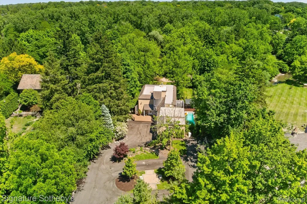 30650 Lahser Road Beverly Hills Village MI 48025