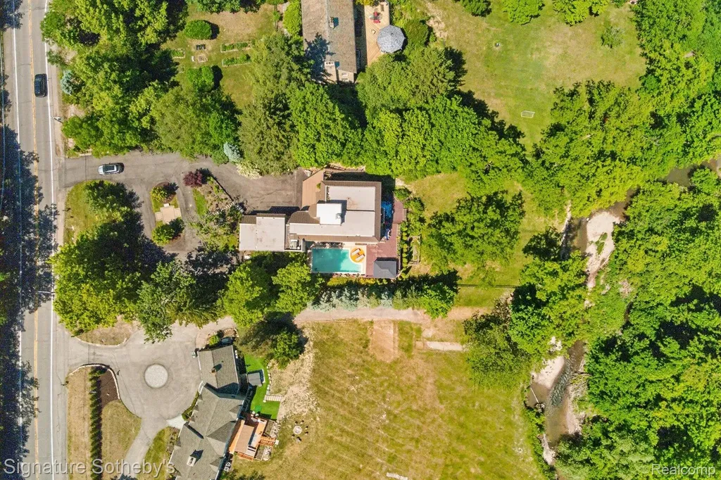 30650 Lahser Road Beverly Hills Village MI 48025