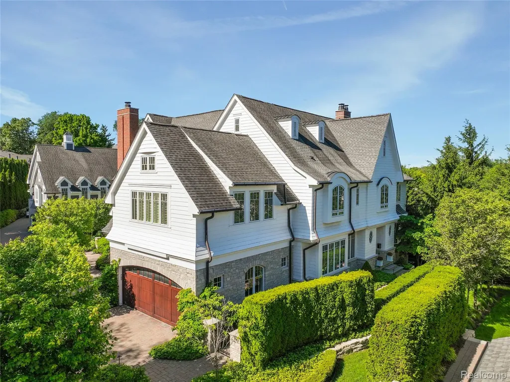 300 Woodland Villa Court Birmingham City MI 48009