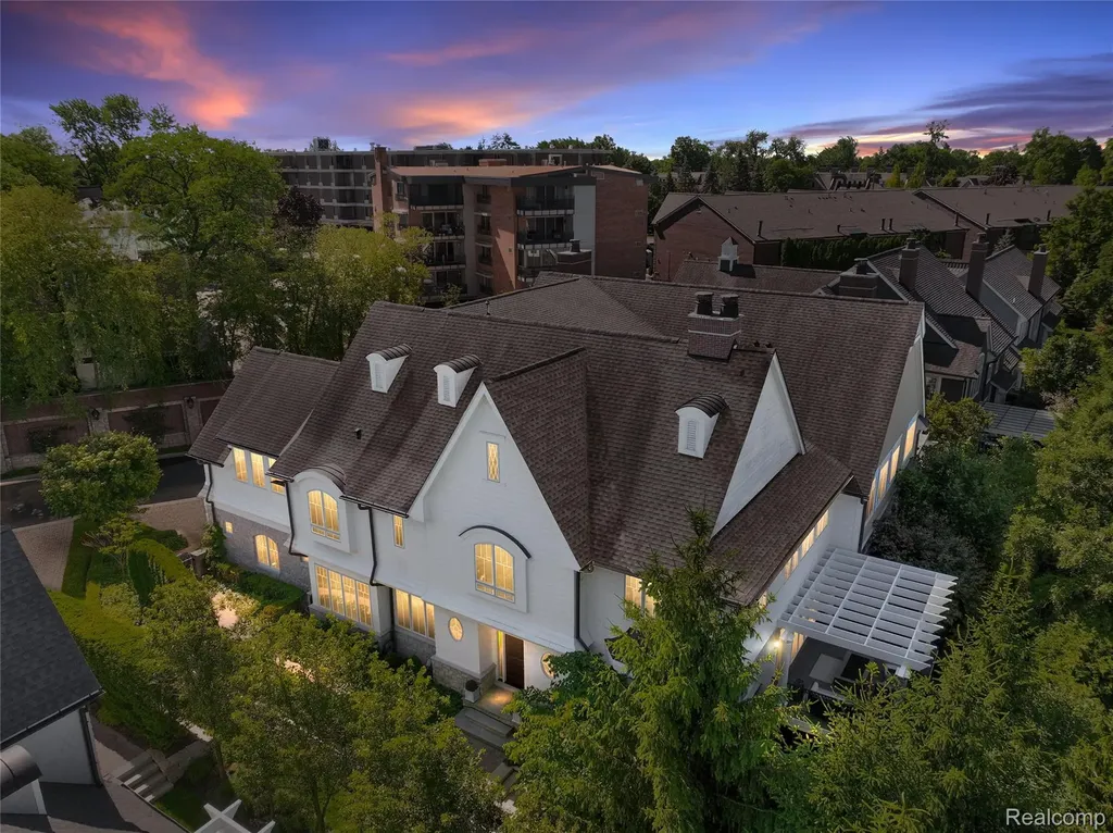 300 Woodland Villa Court Birmingham City MI 48009