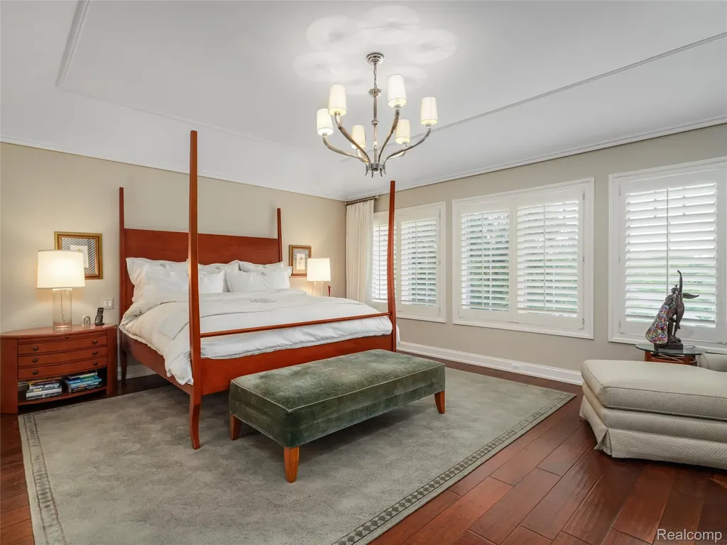 300 Woodland Villa Court Birmingham City MI 48009