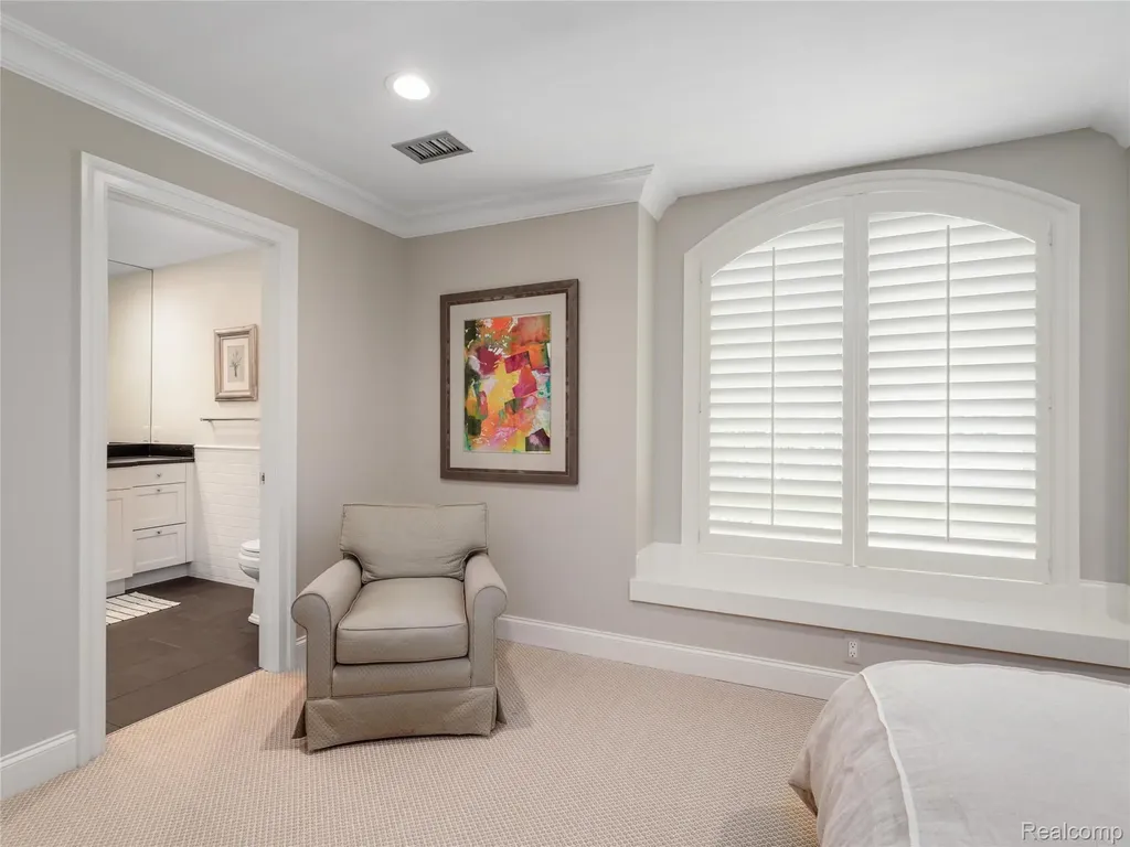 300 Woodland Villa Court Birmingham City MI 48009