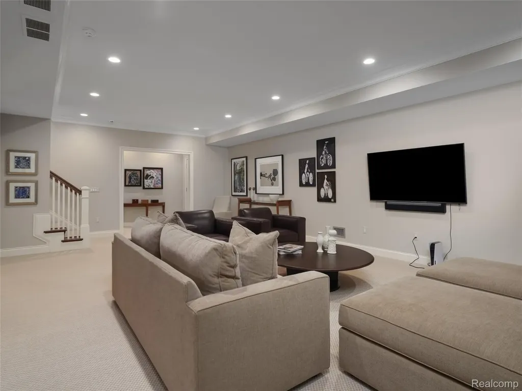 300 Woodland Villa Court Birmingham City MI 48009