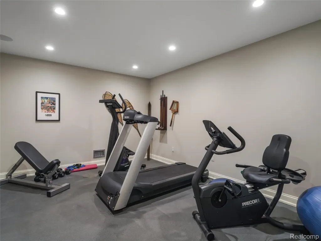 300 Woodland Villa Court Birmingham City MI 48009