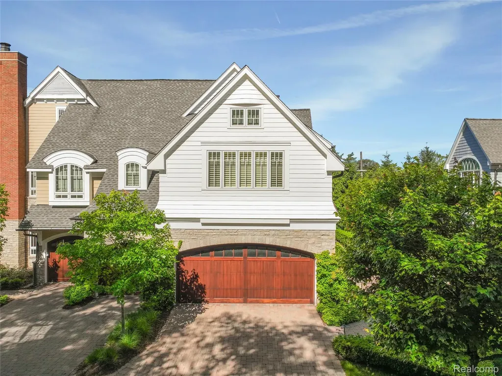 300 Woodland Villa Court Birmingham City MI 48009