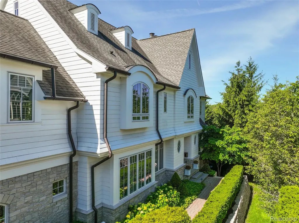 300 Woodland Villa Court Birmingham City MI 48009