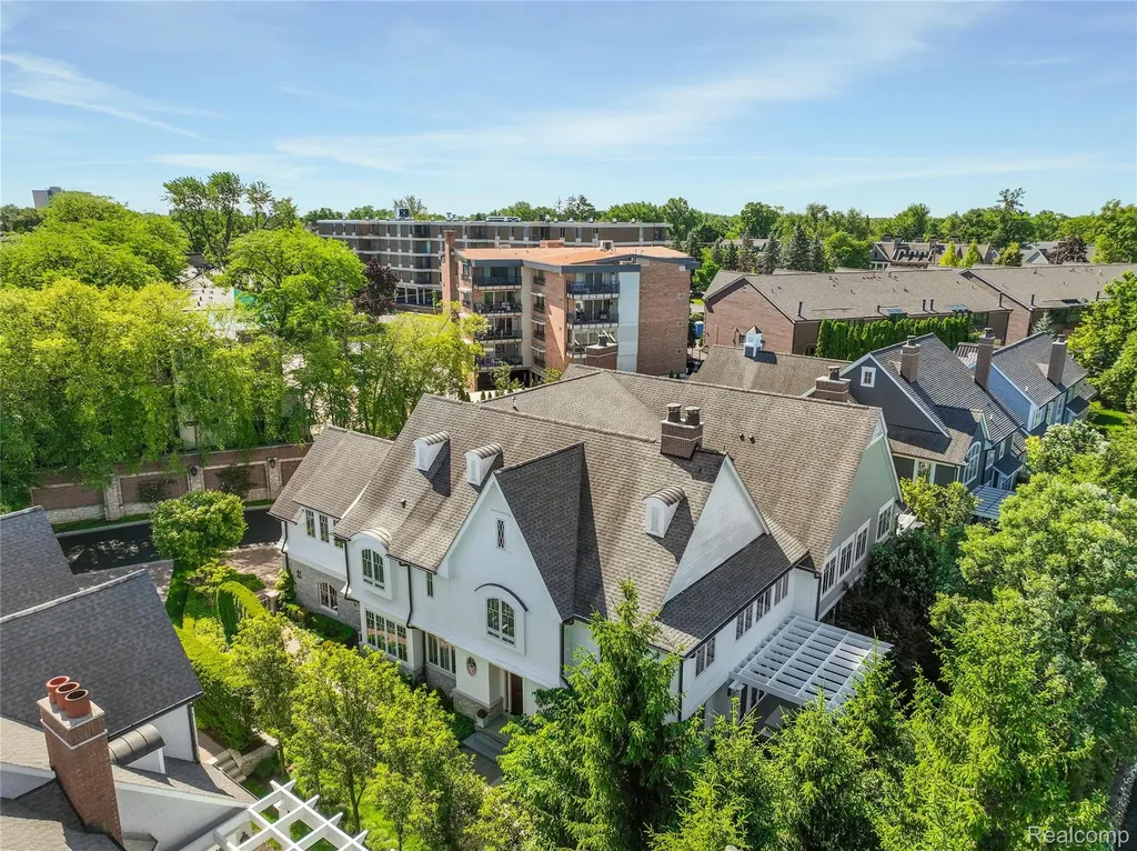 300 Woodland Villa Court Birmingham City MI 48009