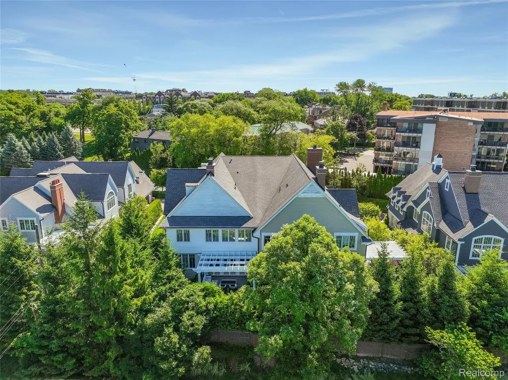 300 Woodland Villa Court Birmingham City MI 48009