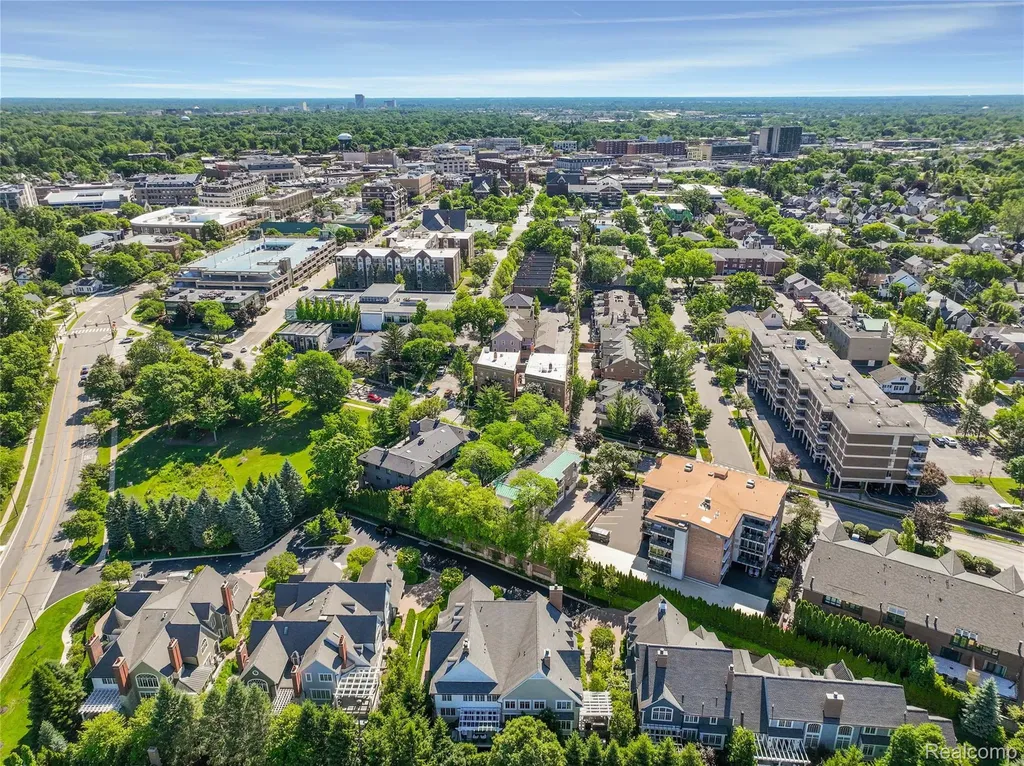 300 Woodland Villa Court Birmingham City MI 48009