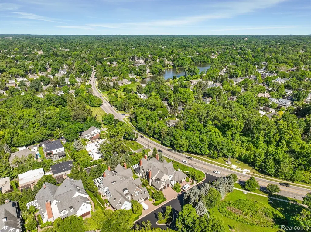 300 Woodland Villa Court Birmingham City MI 48009