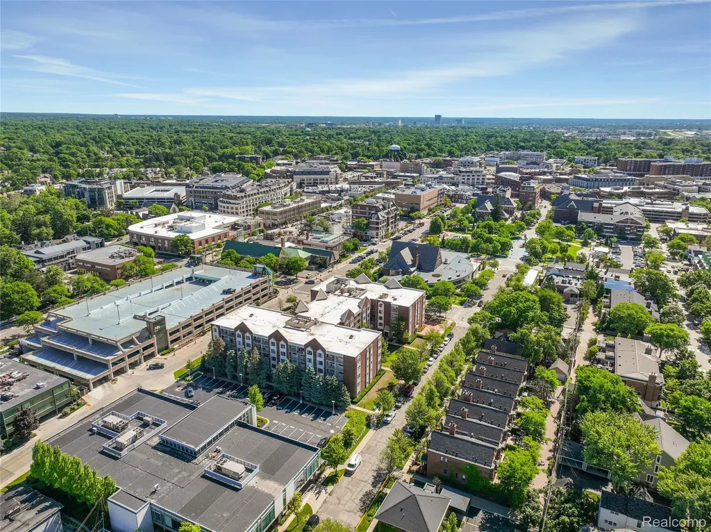 300 Woodland Villa Court Birmingham City MI 48009