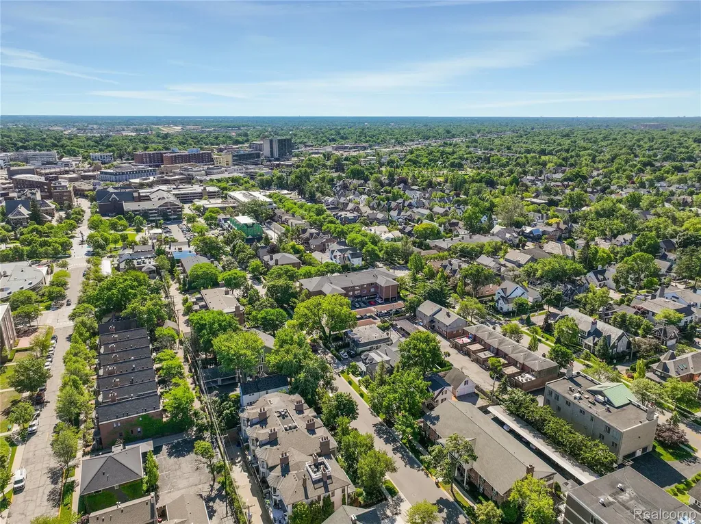300 Woodland Villa Court Birmingham City MI 48009