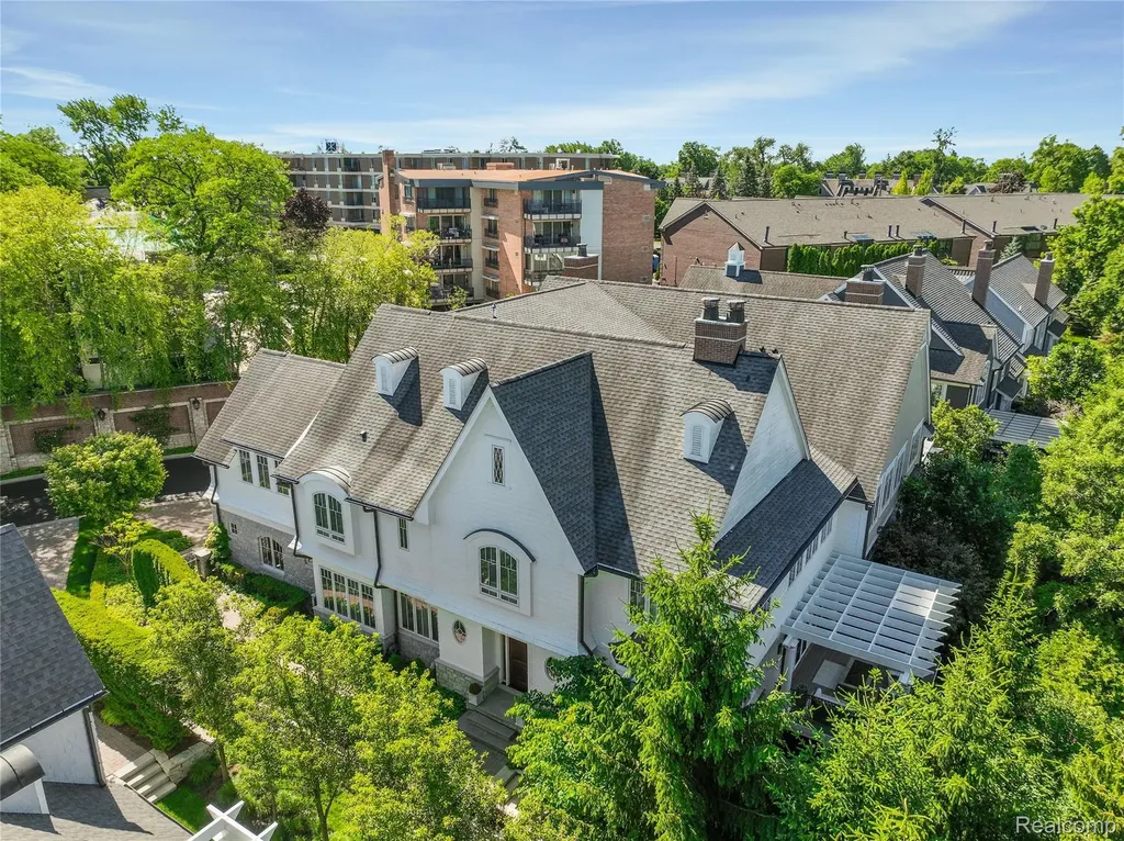 300 Woodland Villa Court Birmingham City MI 48009