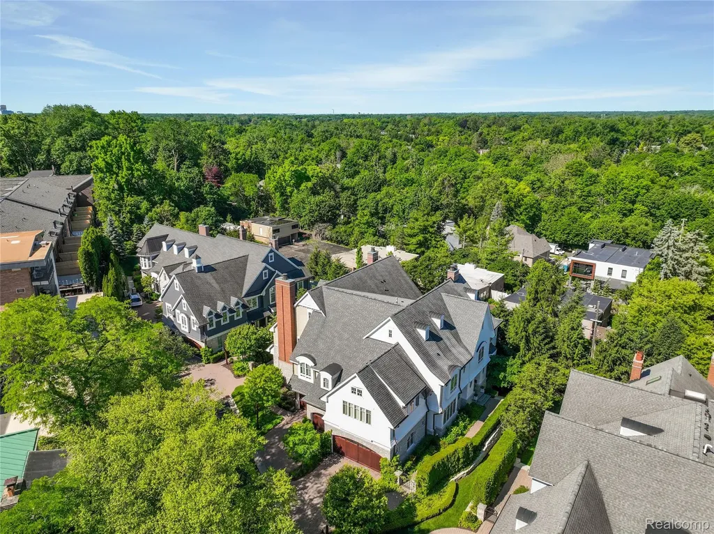 300 Woodland Villa Court Birmingham City MI 48009