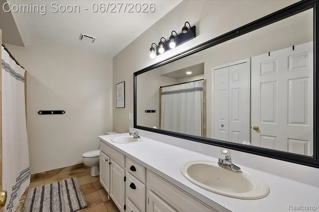 4193 Oak Tree Circle Oakland Charter Township MI 48306